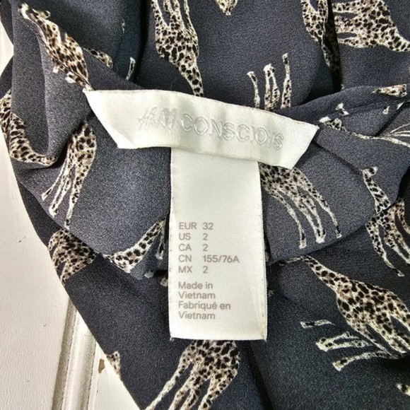 H&M Conscious Blouse Women's Size 2‎ Gray Giraffe Print V-Neck Cap Sleeve Zoo - Picture 10 of 13